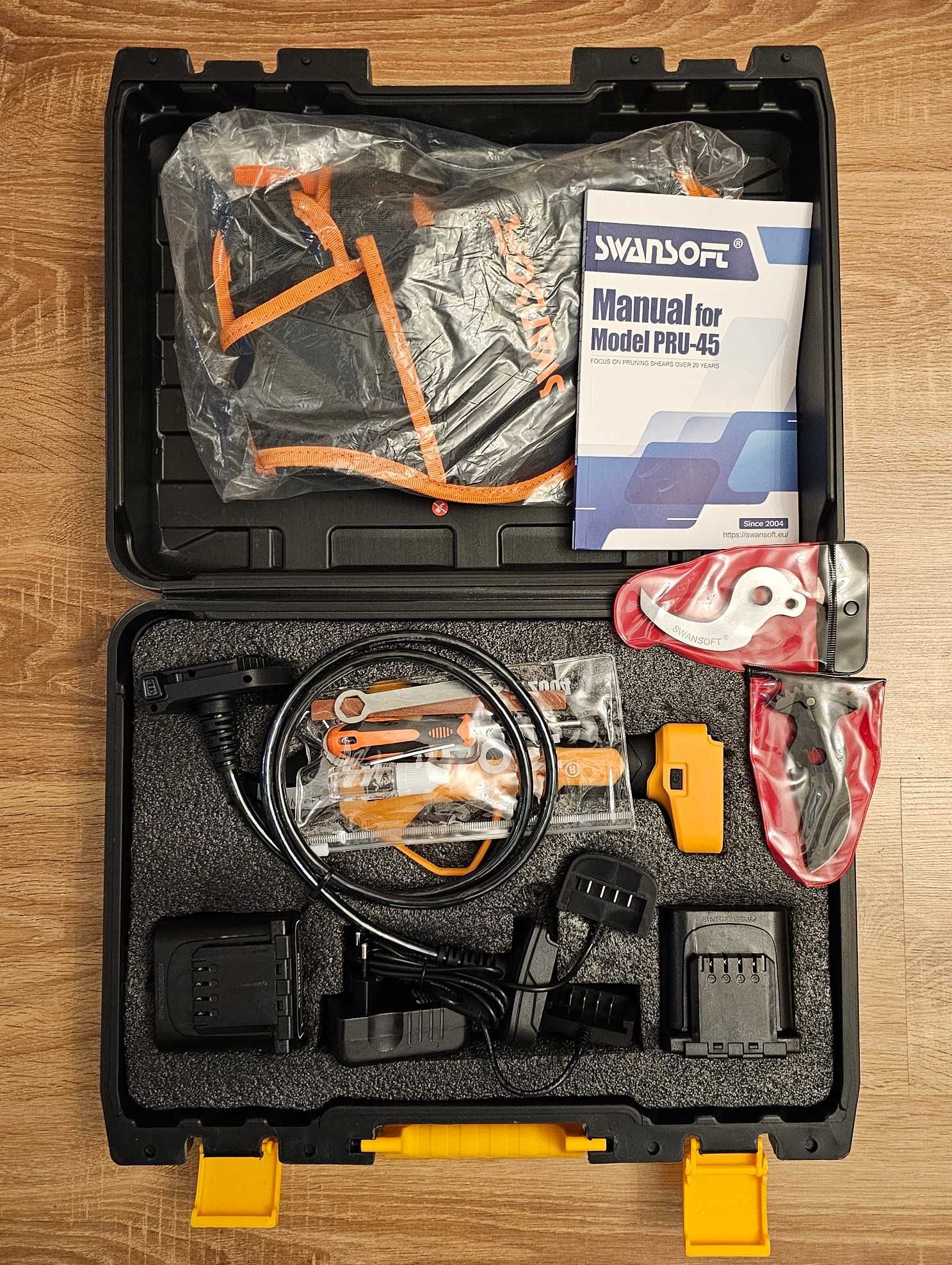 Sekator elektryczny akumulatorowy Swansoft PRU-45 2x 4Ah + ostrza