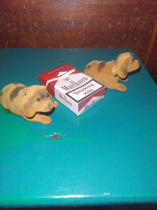 Собачка головой качает