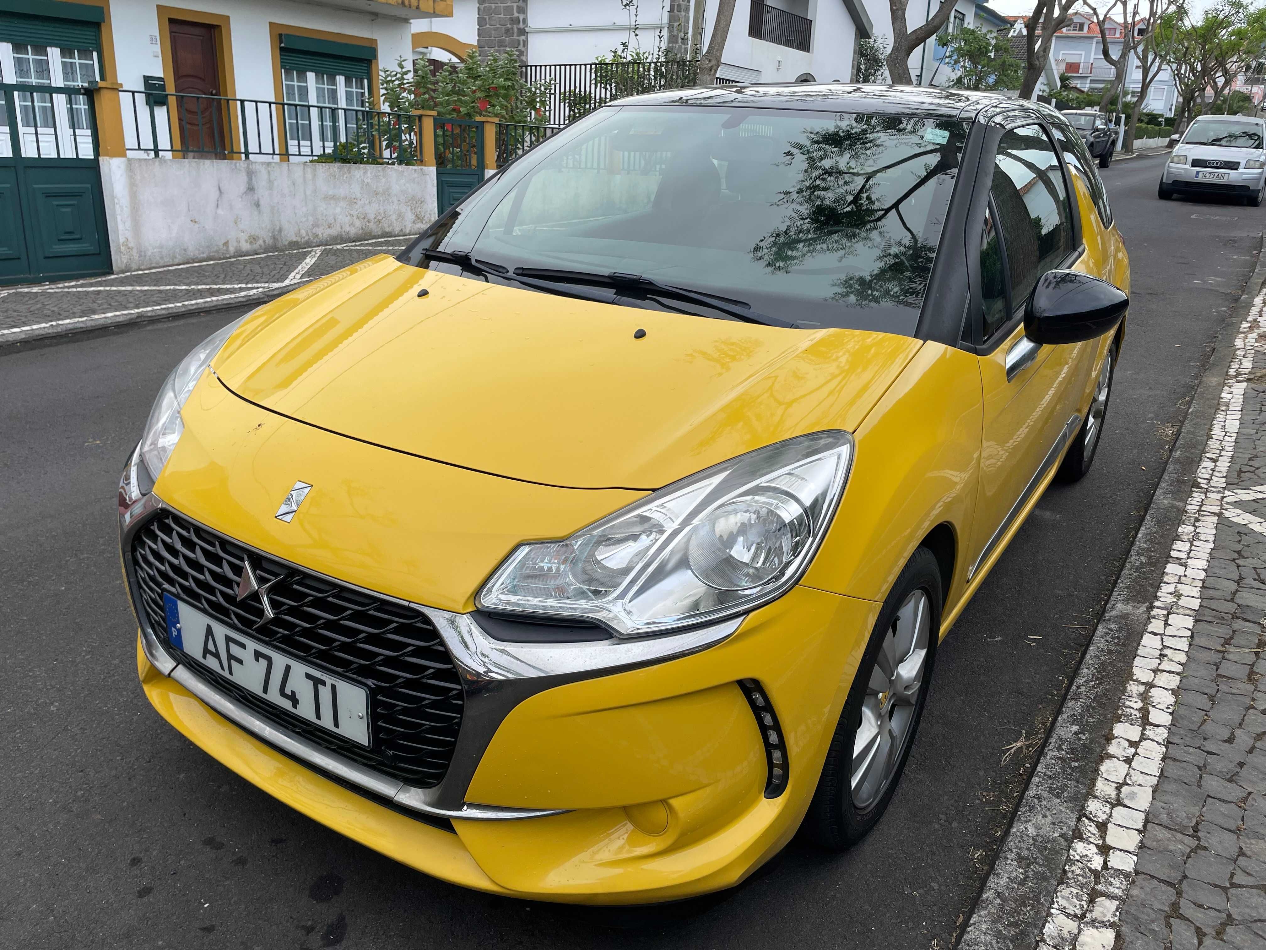 Carro em bom estado de conservação.