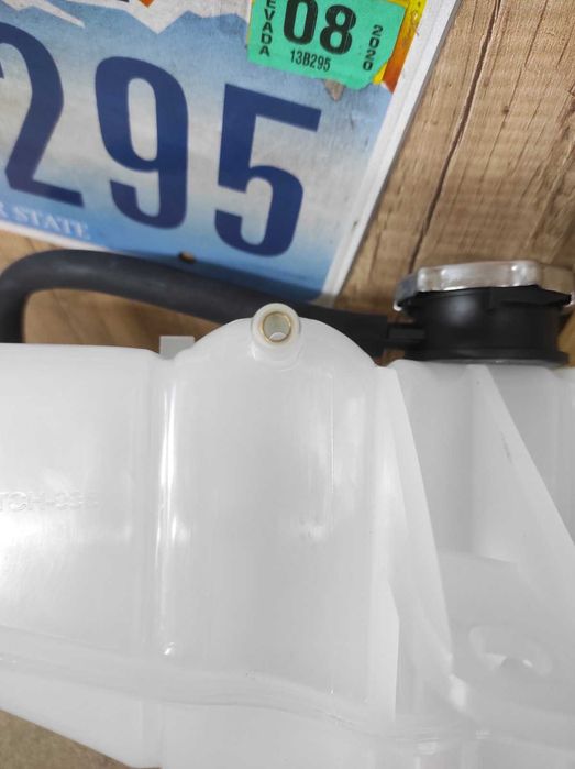 Бачок розширювальний  Chrysler 300 Dodge Challenger Charger Magnum