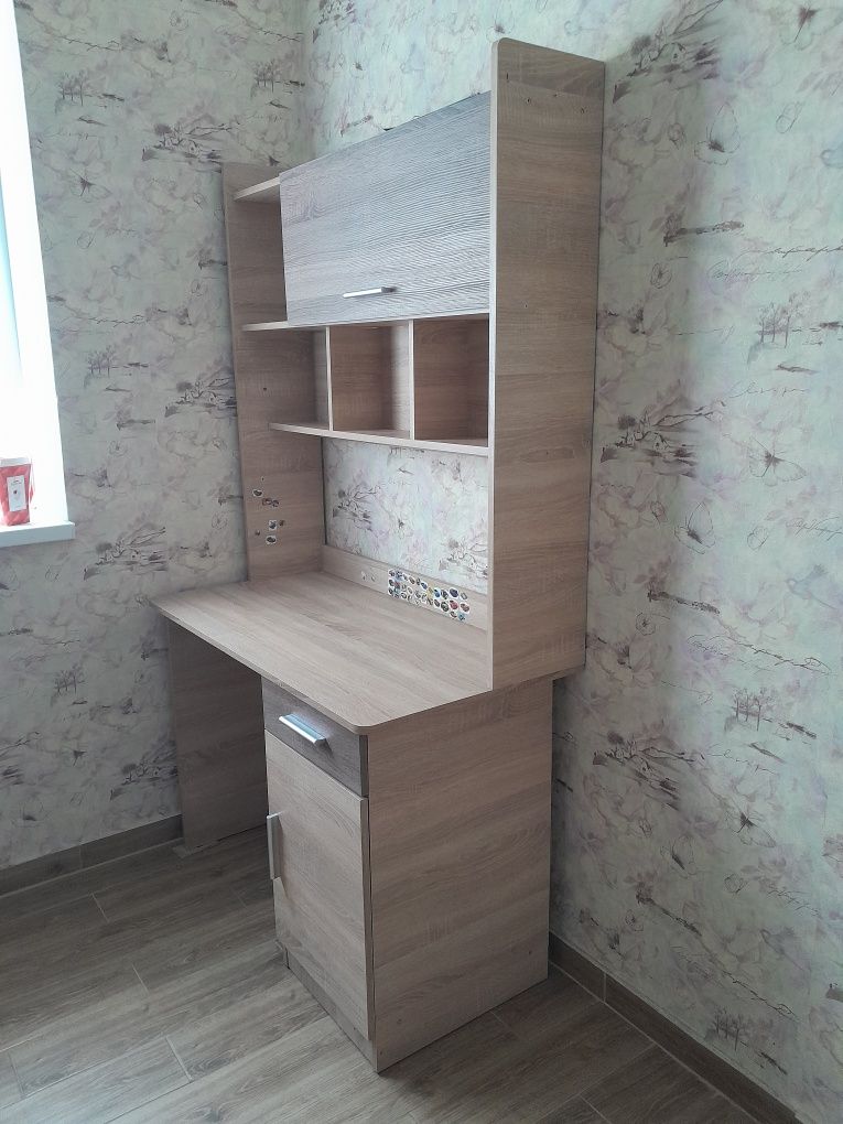 Письменный стол с полками