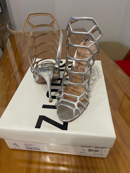 Sapato Schutz cinza metalizado
