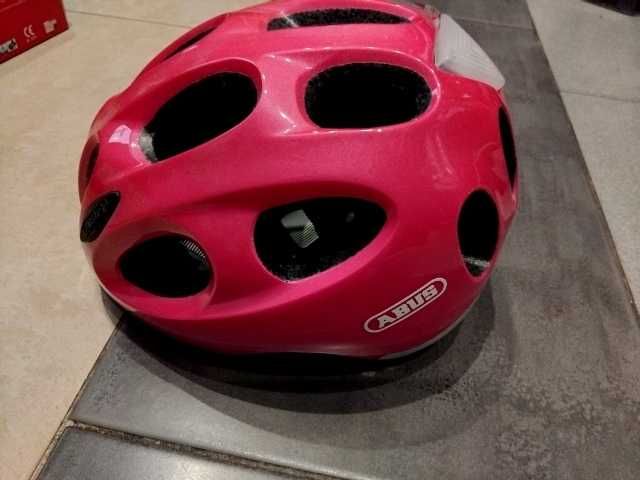 Różowy kask  Abus.