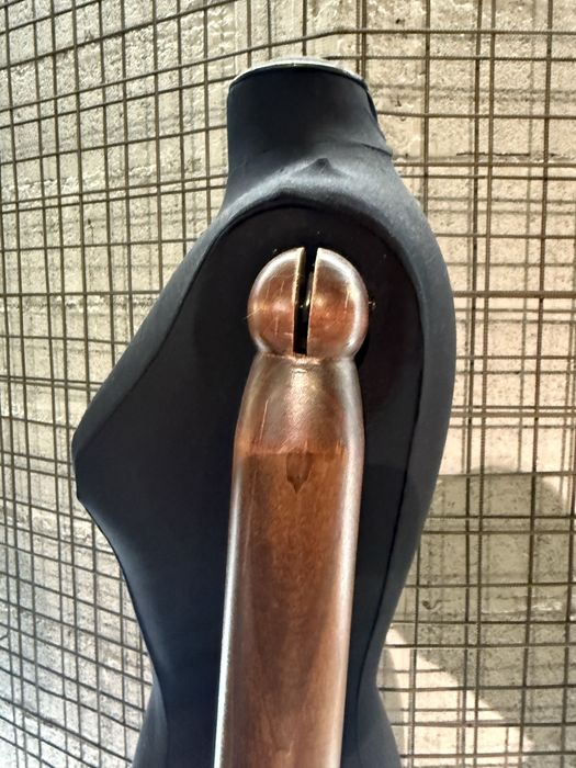 Manequim feminino preto com braços articulaveis