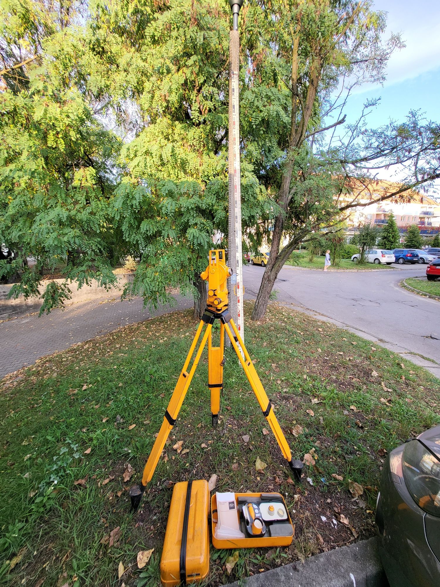 Teodolit typ Dahlta 010B że statywem i łatą GEODEZJA