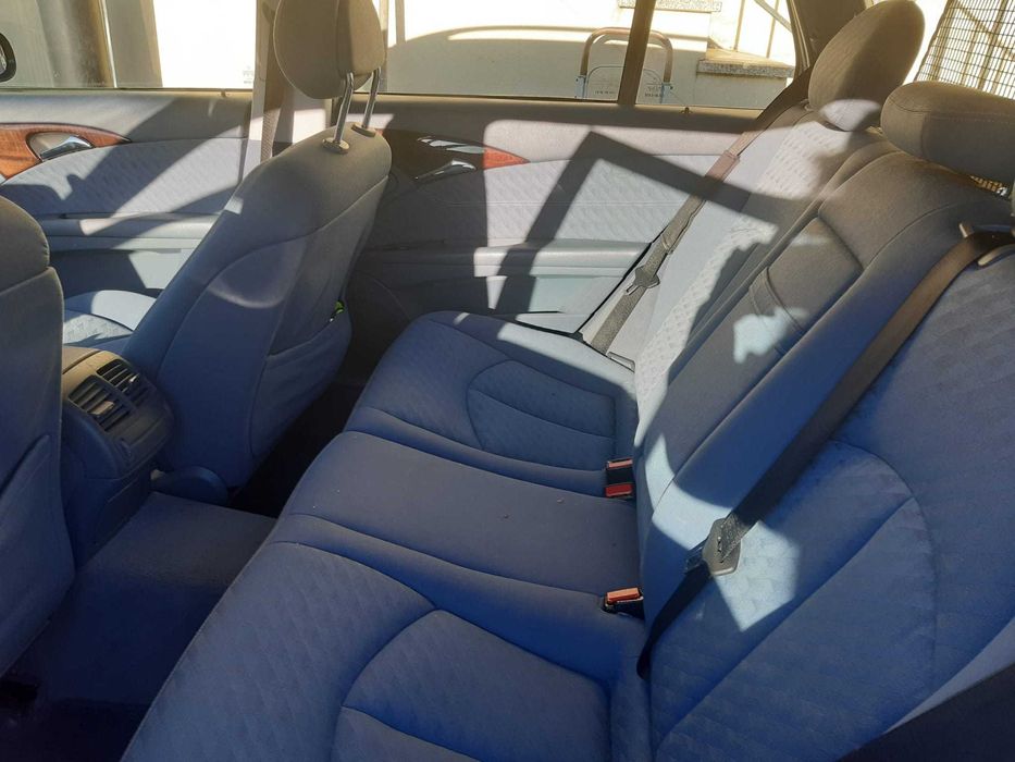 "Mercedes-Benz 220: Elegância e Performance ao Seu Alcance!"