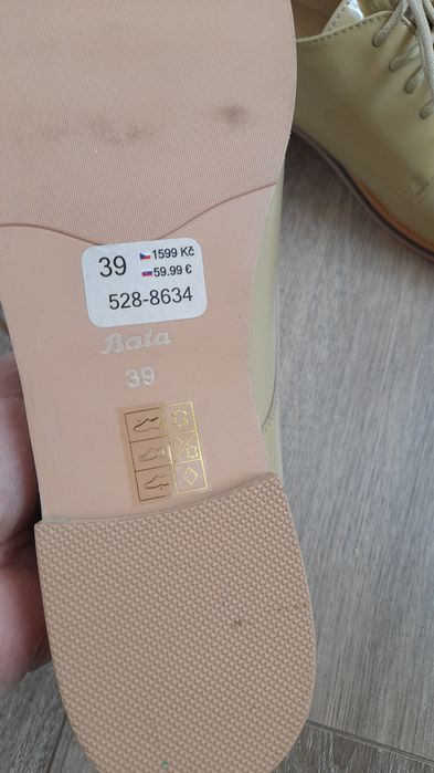 Нові шкіряні туфлі фірми Bata,розмір 39