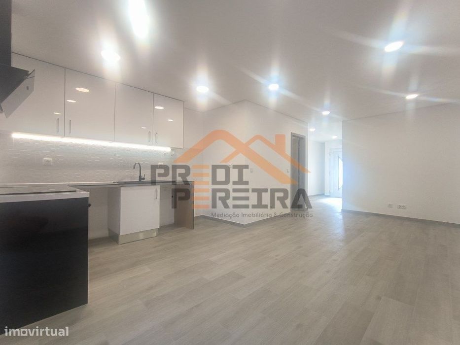T2 com varanda, em Sete Casas, Loures.