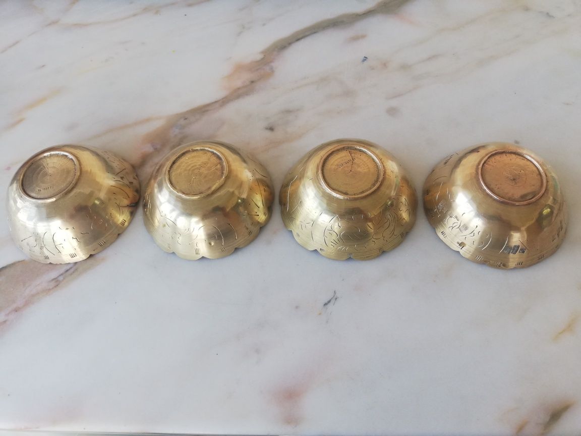 4 Taças em metal latão recortado e cinzelado.