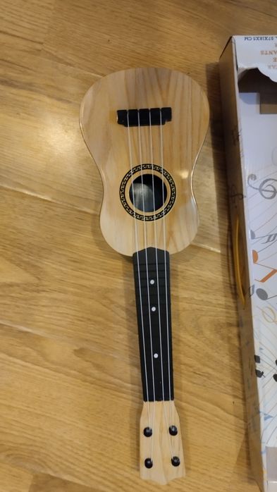 Ukulele kolor jasny. Nowe