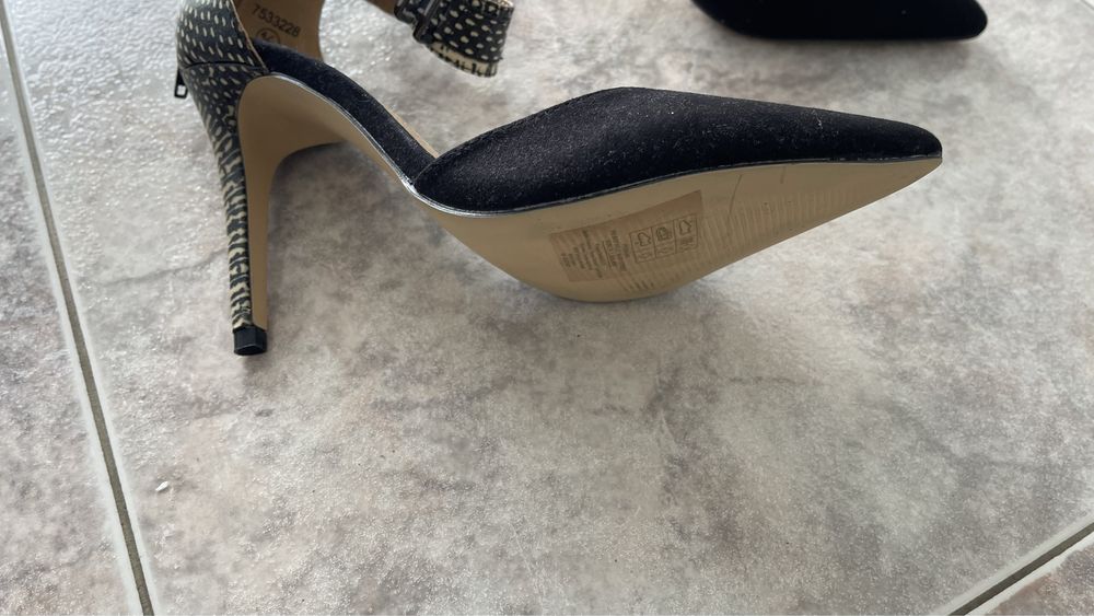 Sapatos novos peetos e cremes