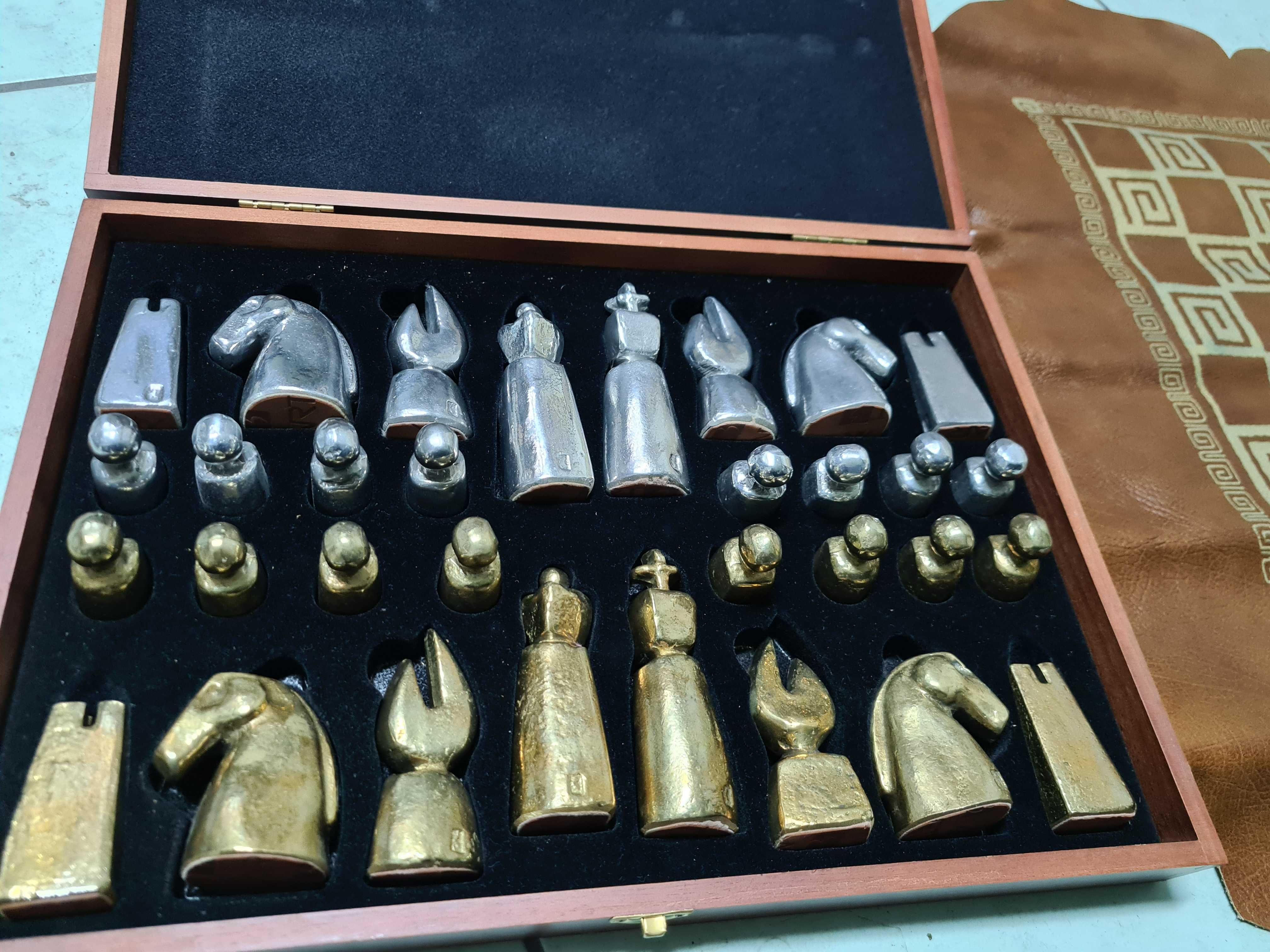Xadres Medieval artístico com tabuleiro em pele