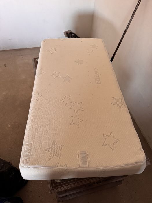 Cama de bebé em muito bom estado