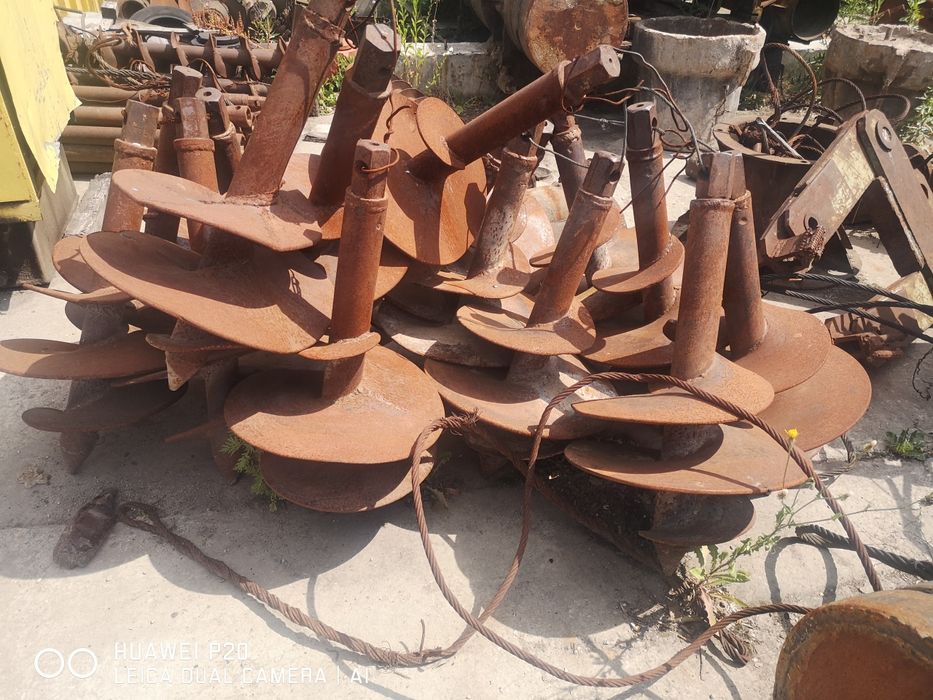 Буровые штанги,забурники, шнеки 300 и 500 мм с коронкой.