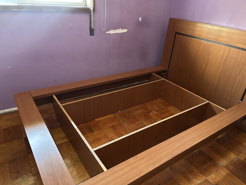 Cama 180cm por 150cm “King Size” com Estrado