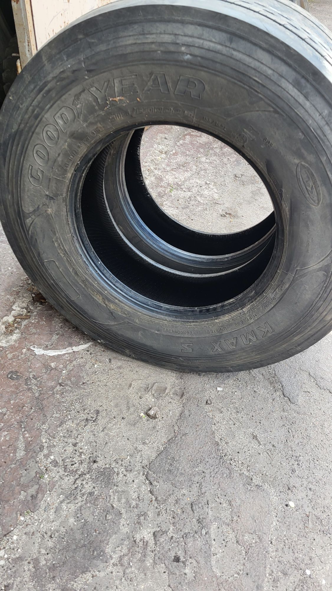 Продам шины б/у 295/80R22.5