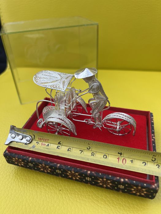 Ręcznie pleciona posrebrzana riksza rowerowa za szkłem silver plated