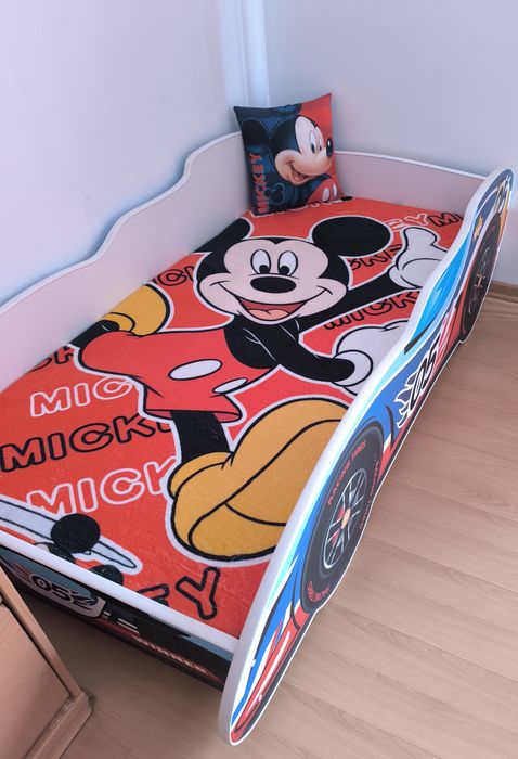 Cama de  criança formato de carro