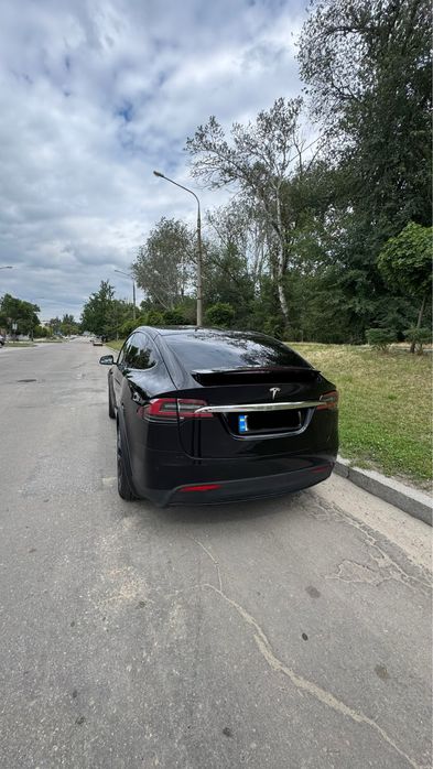 Терміново Tesla model X