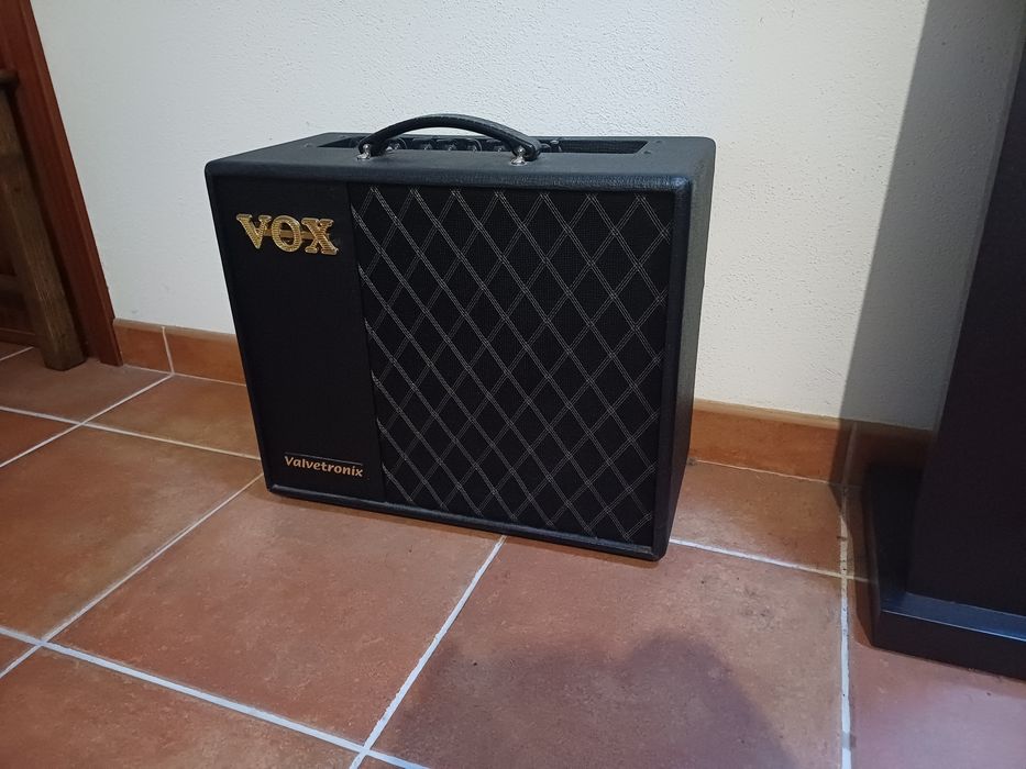 Guitarra fender st + amplificador vox vt40x + cabo profissional