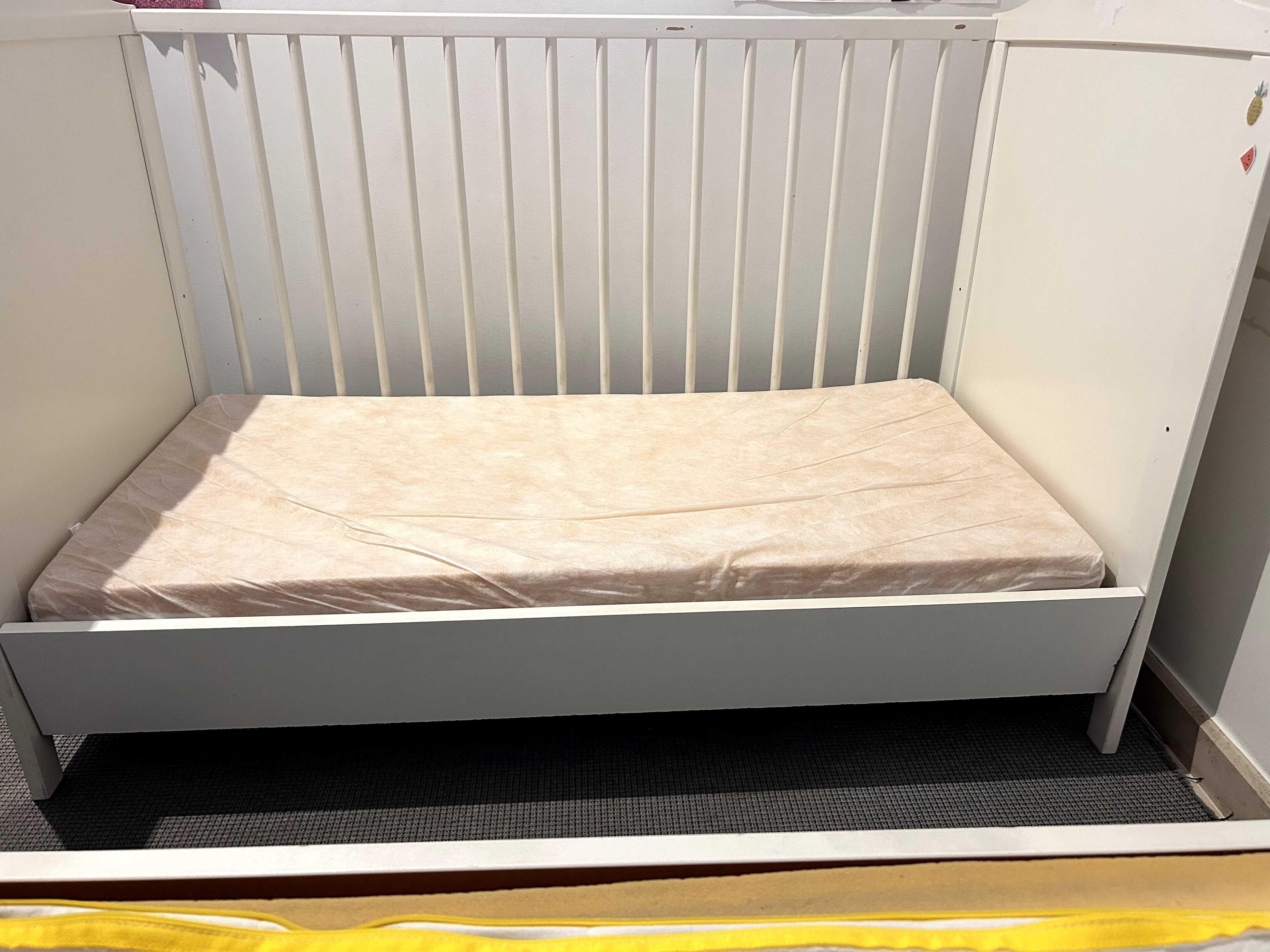 Berço/cama ikea OFEREÇO colchão, proteções e roupa de cama