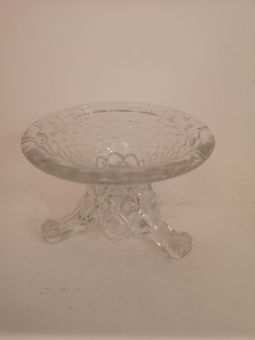 Szklana czarka na trzech nogach