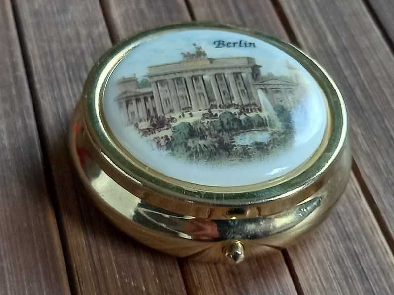 Metalowe pudełko na leki  ,vintage