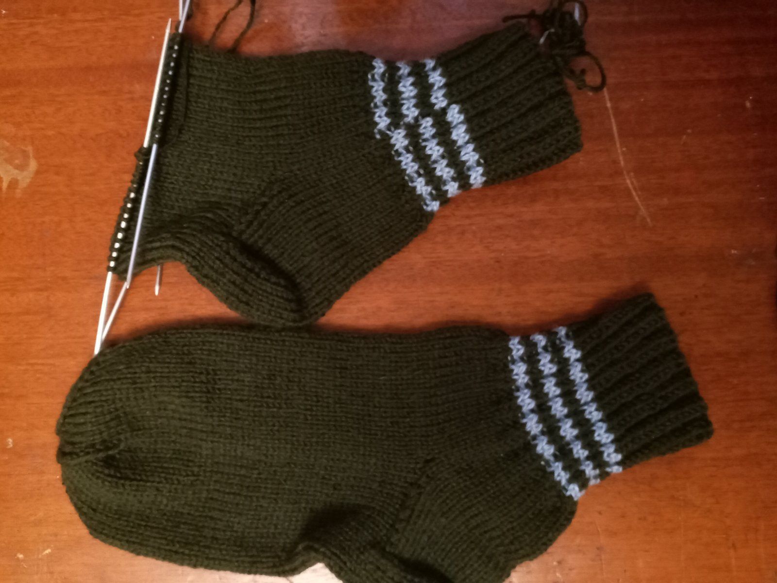 Требуется пряжа для вязания носков для военных