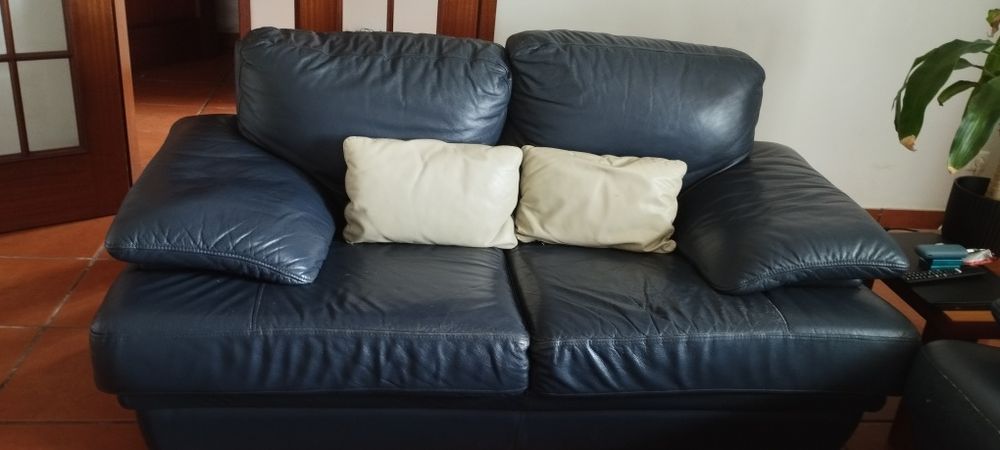 Conjunto sofás  em pele azul escuro