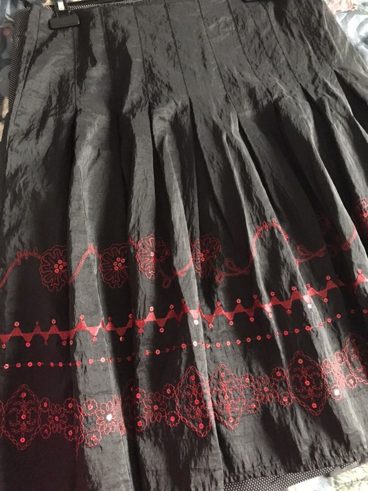 Śliczna czarno- czerwona spódnica