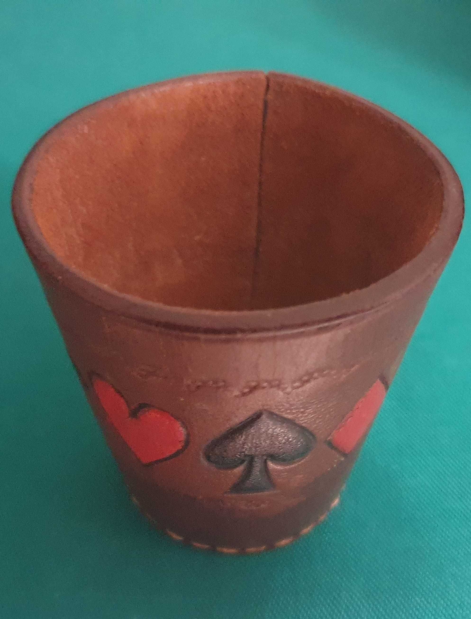 Raro Copo artesanal para jogos de dados, em cabedal / couro - Anos 60
