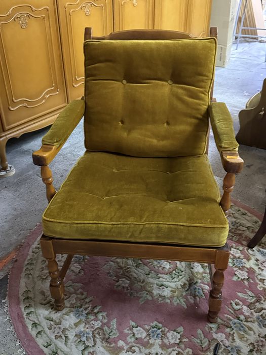 Fotel vintage z miękkimi poduszkami – DOWÓZ DO DOMU