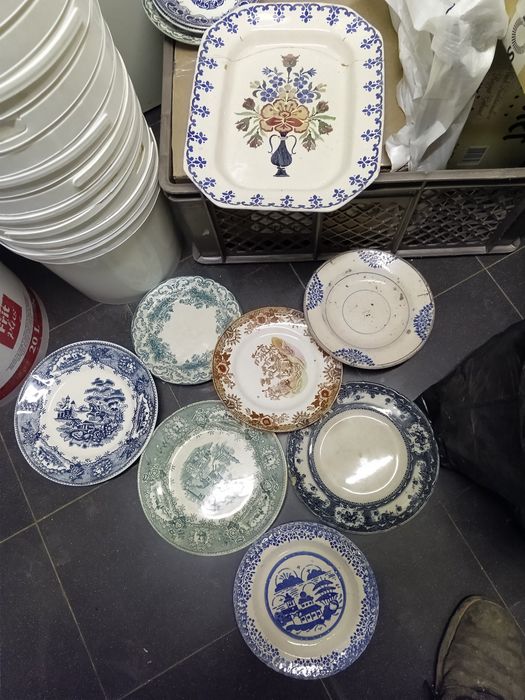 Pratos e travessas antigas pintadas a mão