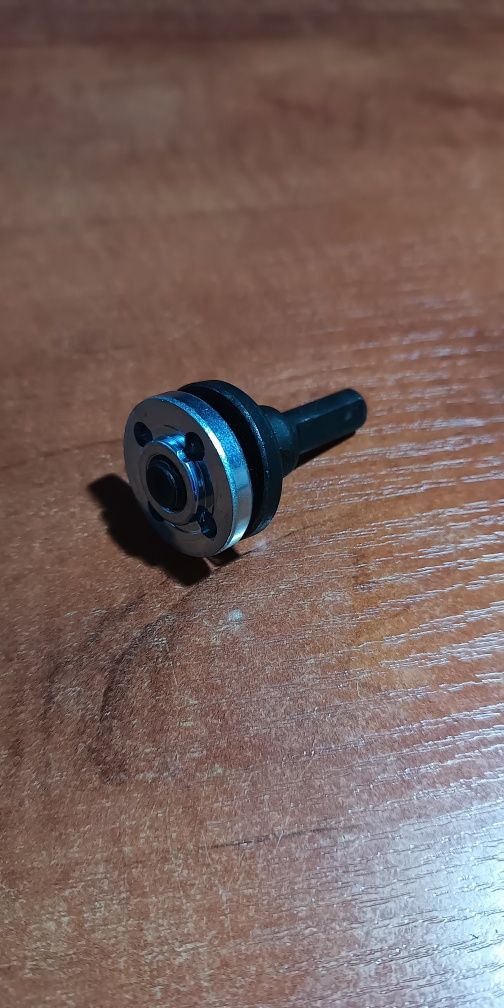 Adapter do wkrętarki lub wiertarki do mocowania różnego rodzaju tarcz