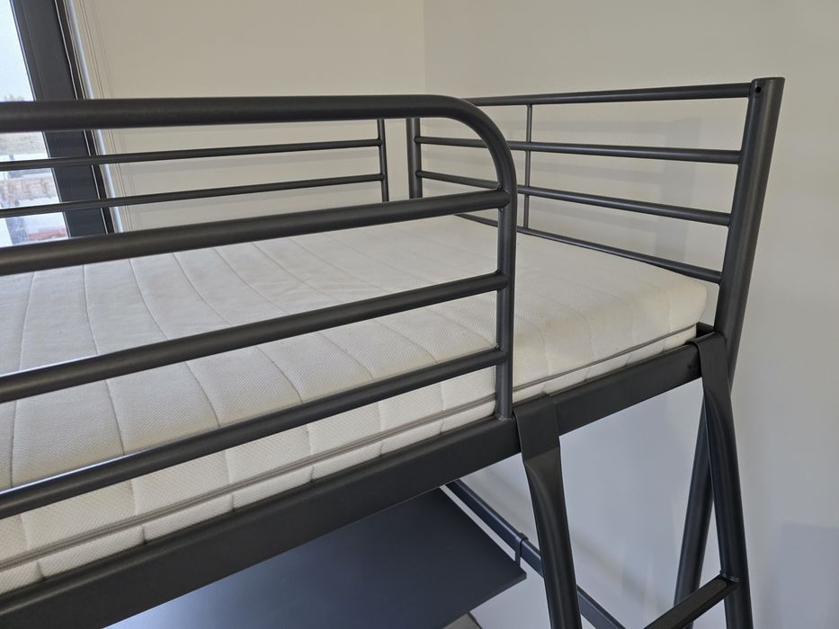 Łóżko piętrowe IKEA Svarta + biurko + materac stan BDB