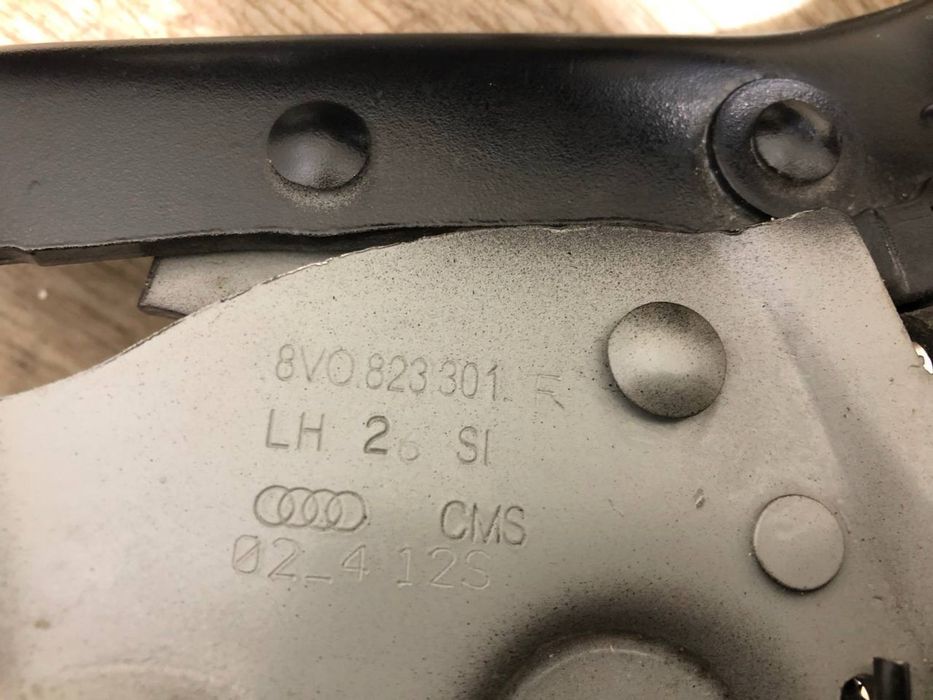 Петля капота левая Audi A3 (2012-2020 г.) кріплення капоту 8V0823301