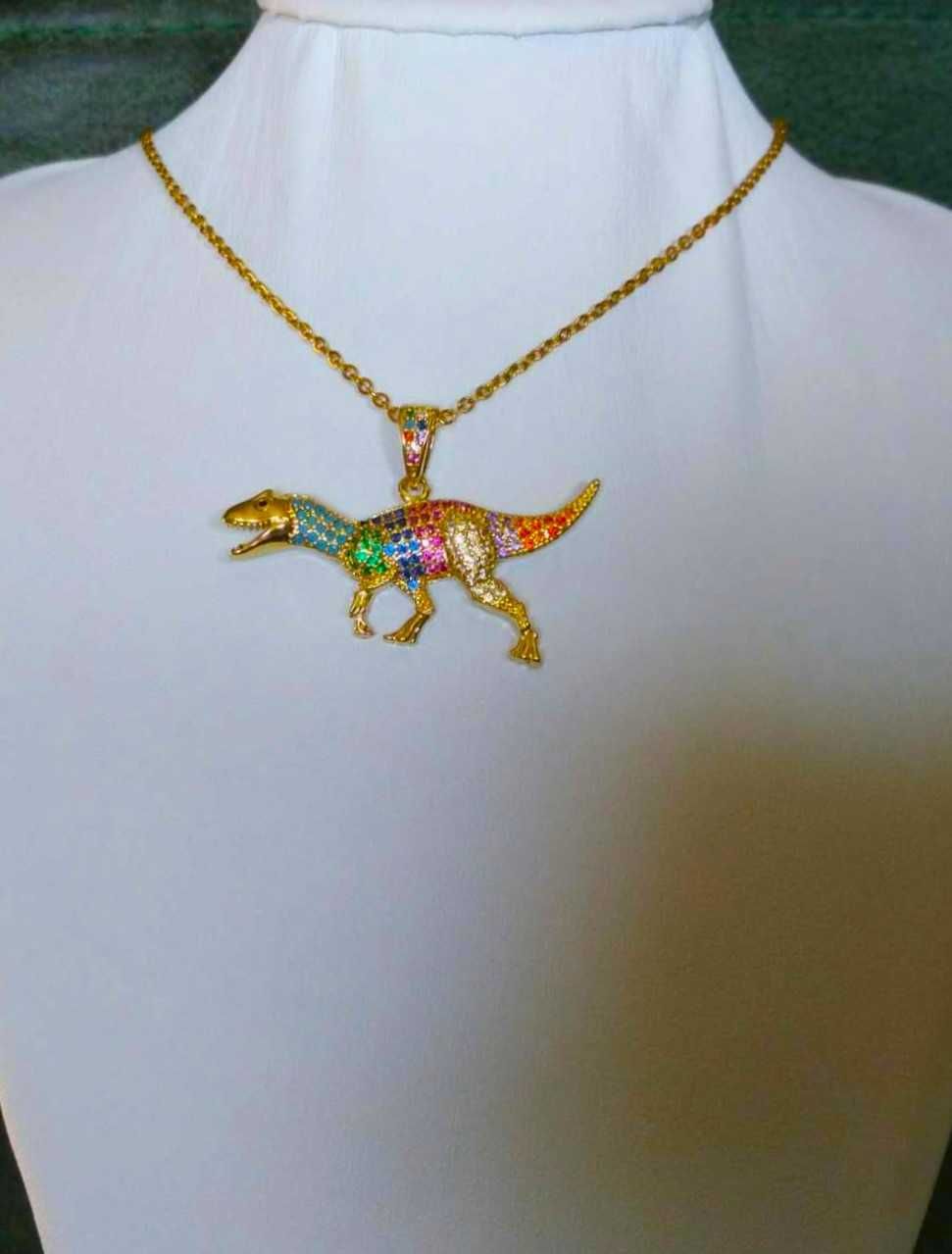 Colar Aço Dourado c/ T-Rex de Cristais NOVO