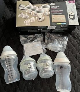 Zestaw 4 sztuk butelek Tommee Tippee i smoczki (0m+ i 3m+)