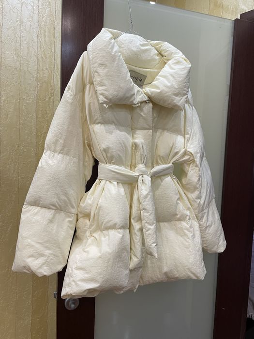 Пуховик Cher17 кремовий колір s/m