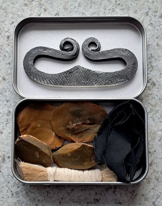 Krzesiwo tradycyjne Wikingów + akcesoria do rozpalania w pudełku