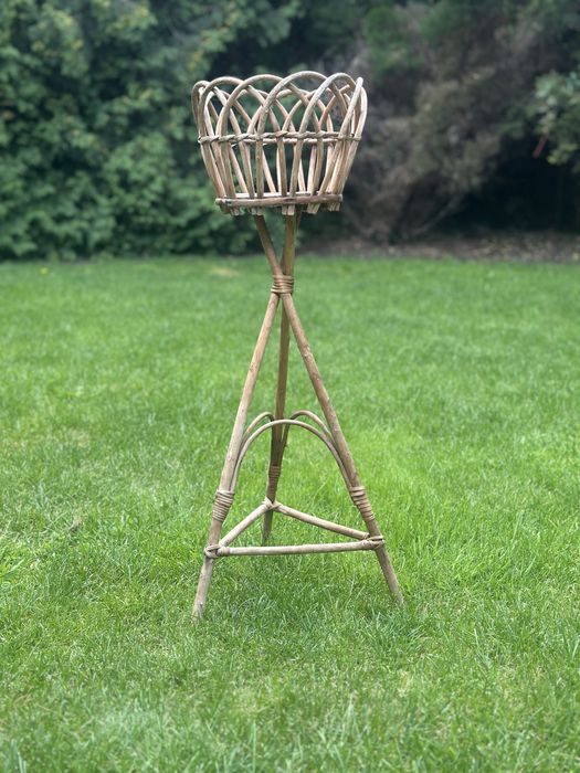 Kwietnik wiklinowy stojący vintage do renowacji