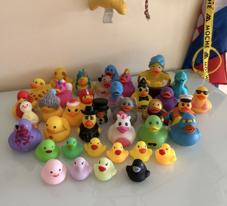 Patos de borracha de varios cores e formatos