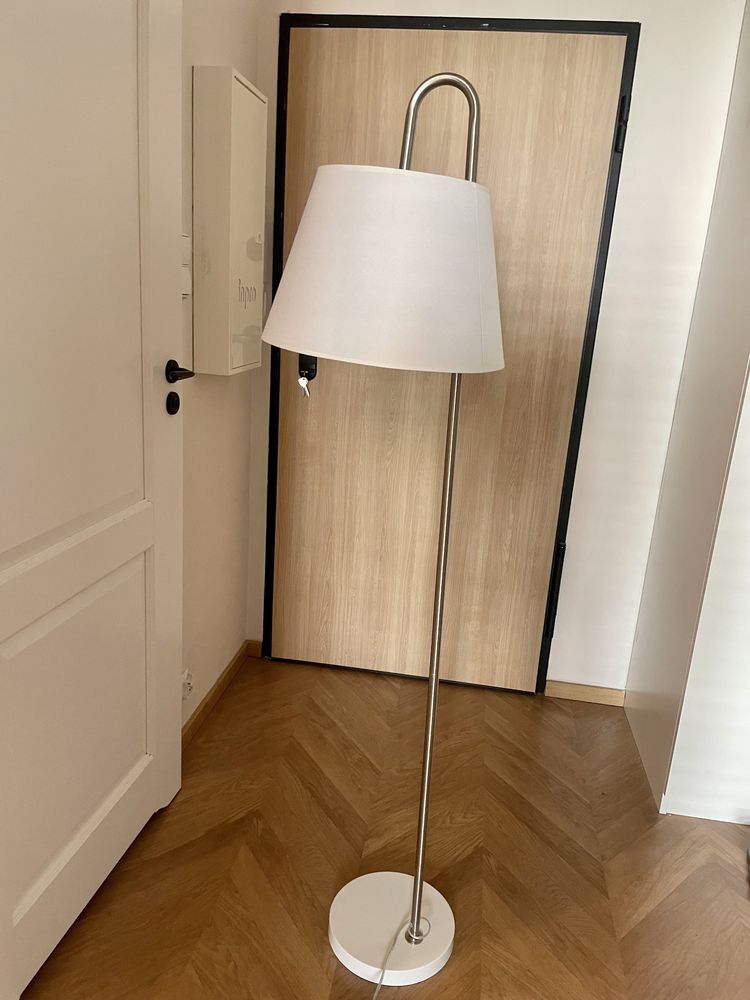 Lampa stojaca z białym kloszem