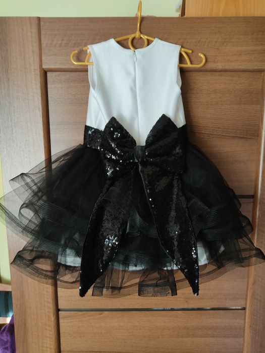 Святкова сукня для дівчинки 3--4років