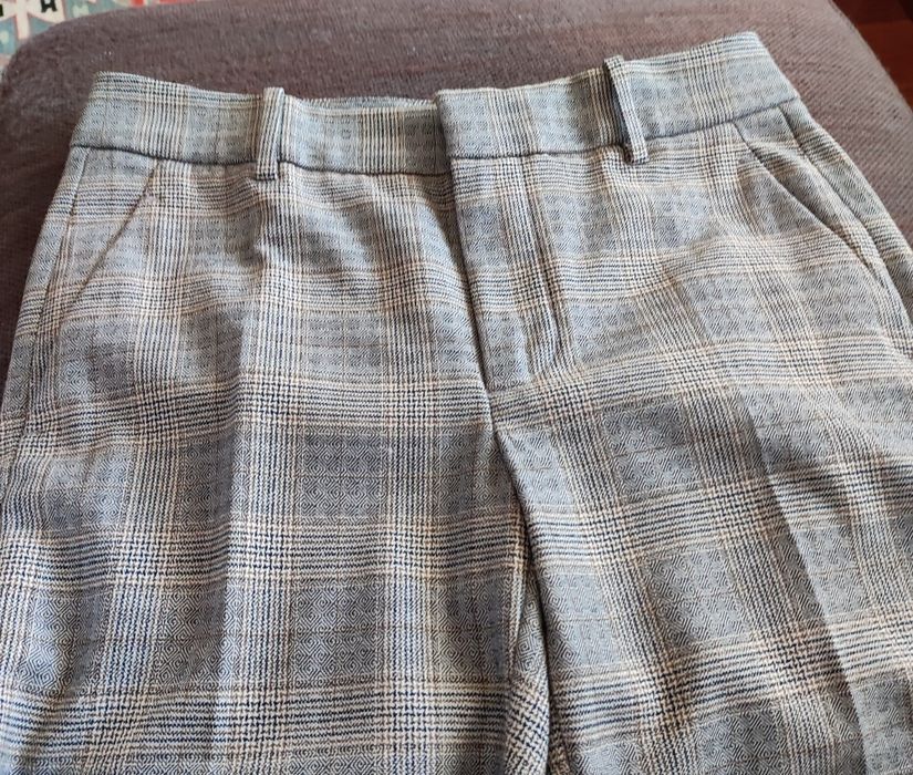 Calças Zara, em fazenda fininha