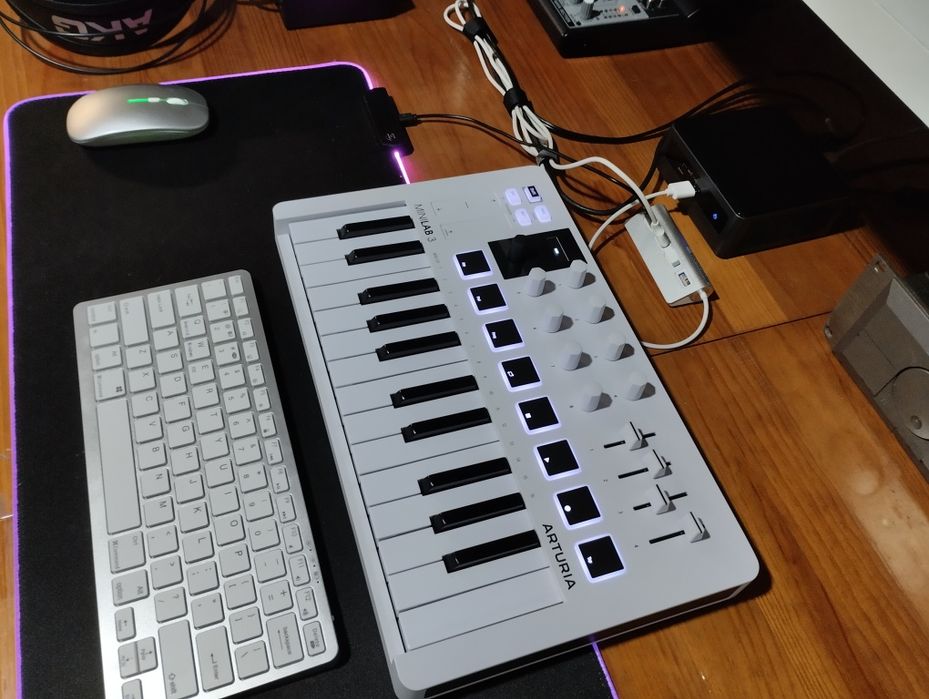 Arturia Minilab3 -Controlador Midi