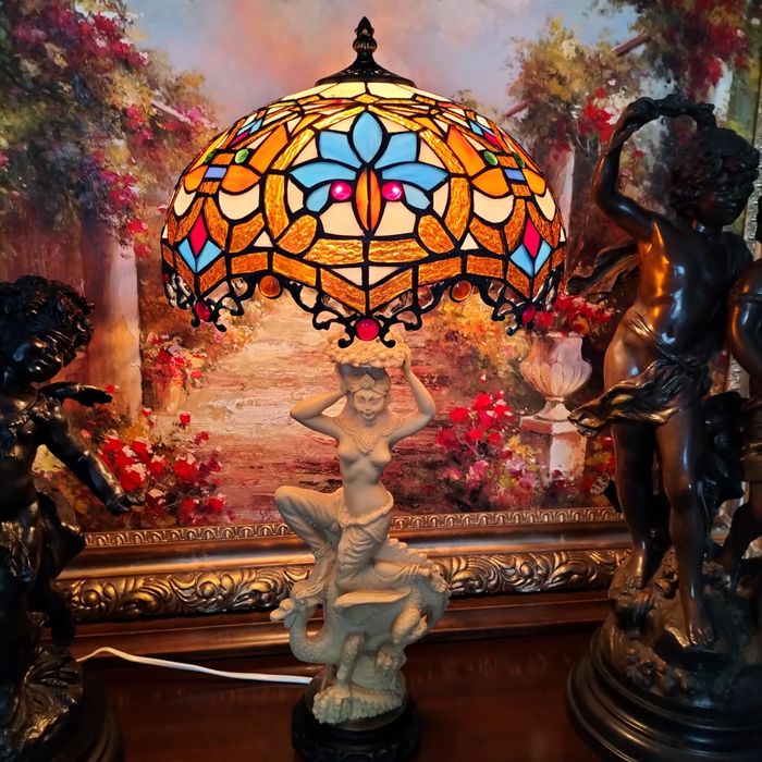 Lampa stołowa witrażowa figuralna