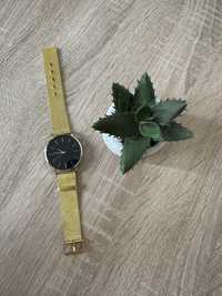 Złoty zegarek z czarną tarczą ze wskazówkami