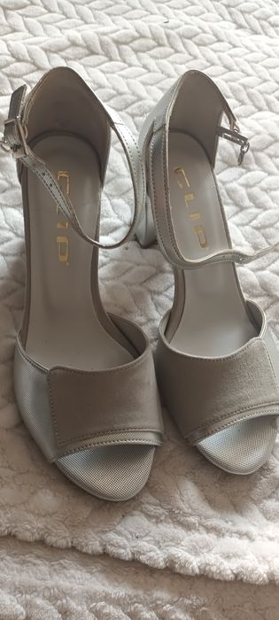 Sandálias em pele prateadas NOVAS