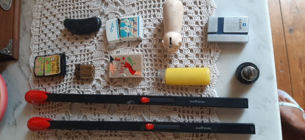 Esqueiros de coleção e recarregáveis.